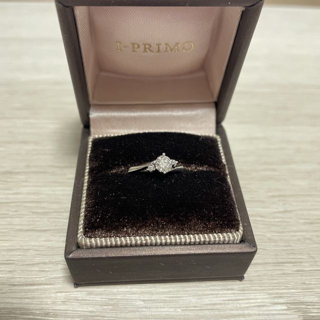 【アイプリモ(I-PRIMO)の口コミ】 ウェーブの形でダイヤモンドが3つついているパターンです。指が綺麗に見え…