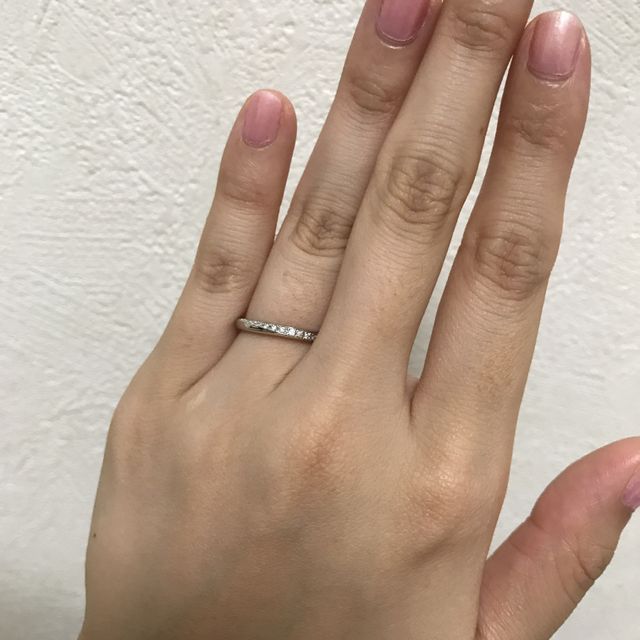 【銀座ダイヤモンドシライシの口コミ】 華やかでとても綺麗な指輪だったことです。普段指輪をつけないタイプだっ…