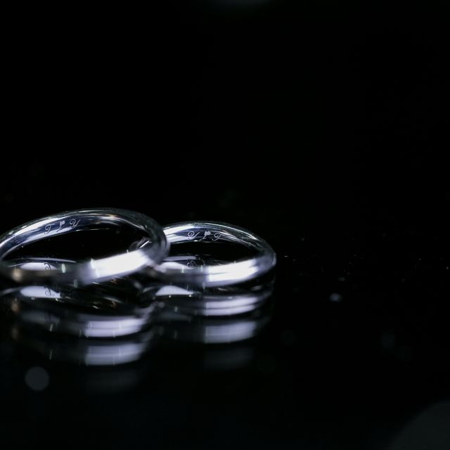 【銀座ダイヤモンドシライシの口コミ】 指輪の内側には、夫婦の誕生石と、自分でデザインして書いた「T（チューリ…