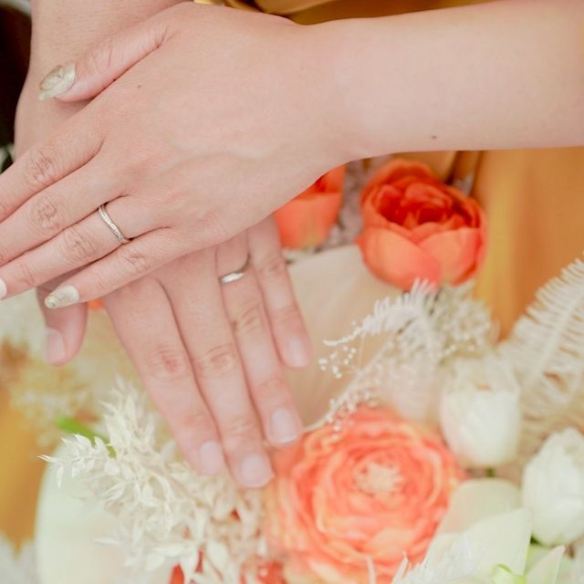 【銀座ダイヤモンドシライシの口コミ】 指輪の内側には、夫婦の誕生石と、自分でデザインして書いた「T（チューリ…