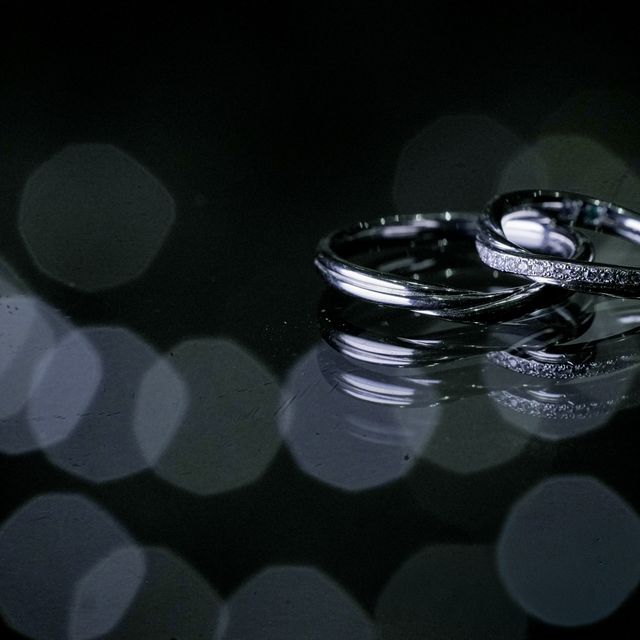 【銀座ダイヤモンドシライシの口コミ】 指輪の内側には、夫婦の誕生石と、自分でデザインして書いた「T（チューリ…