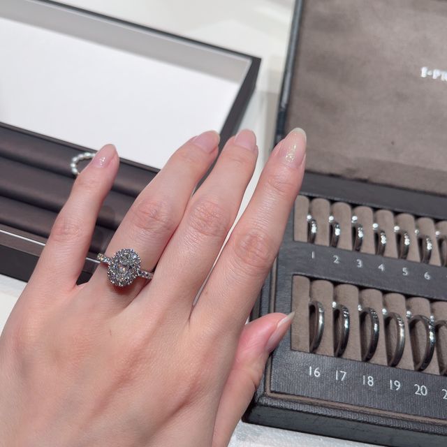 【アイプリモ(I-PRIMO)の口コミ】 1カラットダイヤの周りのメレダイヤもカラットが大きく、指に添うとてもク…