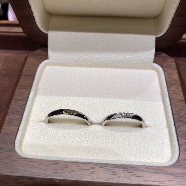【TANZO.(鍛造指輪)の口コミ】 女性側のダイヤを入れるデザインがカットが入りシャープながらも落ち着き…
