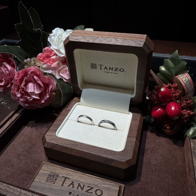 【TANZO.(鍛造指輪)の口コミ】 金線がオリジナリティを高めてる気がして気に入っています。側面にもスタ…