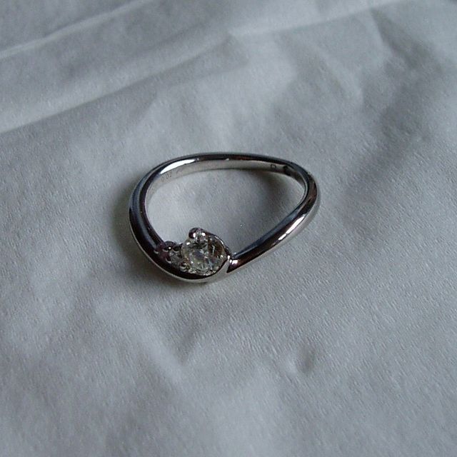 【A・D・A(エー・ディー・エー)の口コミ】 大きさの違う石が3つ付いているところが気に入りました。特に一番小さい石…