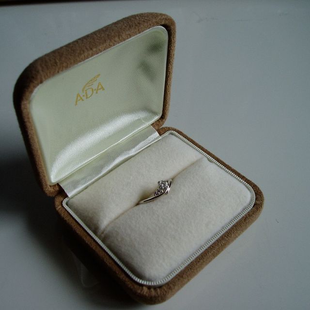 【A・D・A(エー・ディー・エー)の口コミ】 大きさの違う石が3つ付いているところが気に入りました。特に一番小さい石…