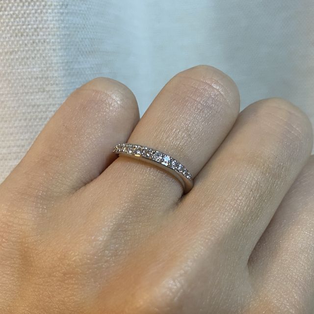 【ラザール ダイヤモンド(LAZARE DIAMOND)の口コミ】 ハーフエタニティっぽいデザインですが、ストレートでなく軽く捻れている…