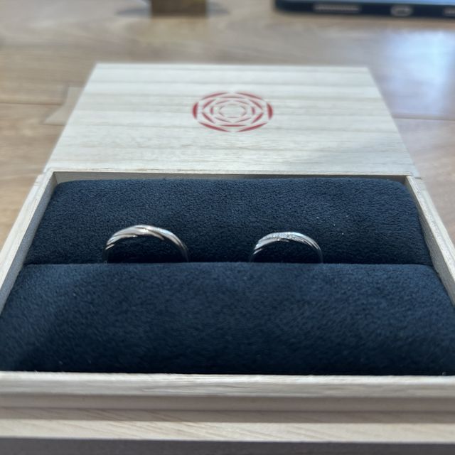 【出雲結(いずもゆい)の口コミ】 シャンパンゴールドの祈縁にしました。ほとんどの人がシルバー一色の指輪…