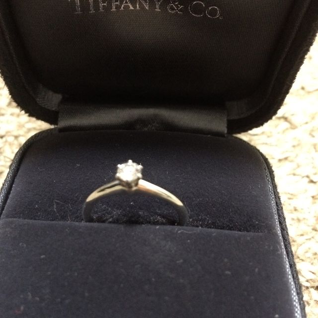 【ティファニー(Tiffany & Co.)の口コミ】 ザ・婚約指輪なリングが理想だったので、定番のダイヤ一粒のものを探して…