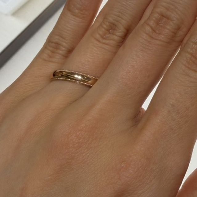 【俄(にわか)の口コミ】 やや太め、上下の縁に細かい装飾が入ったデザインです。一見シンプルな中…