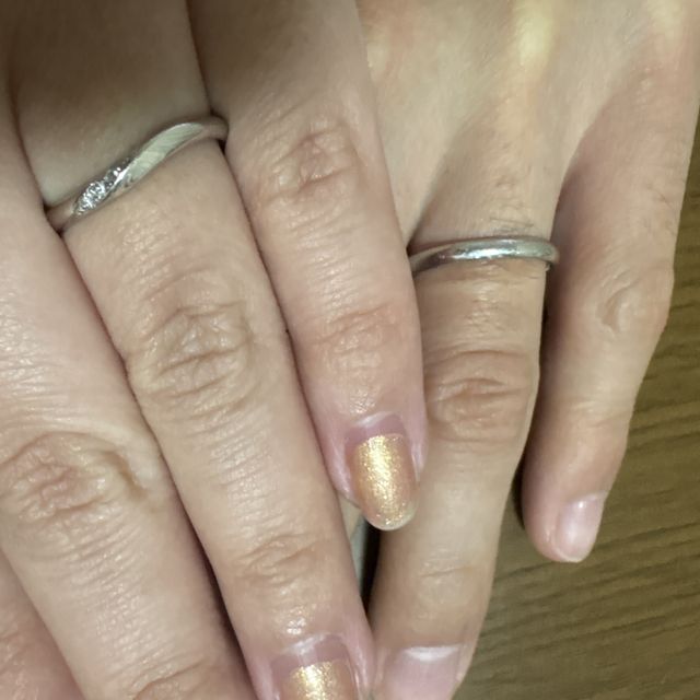 【ケイウノ ブライダル(K.UNO BRIDAL)の口コミ】 自然なウェーブが指を長く見せてくれます。シンプルなデザインですが、き…