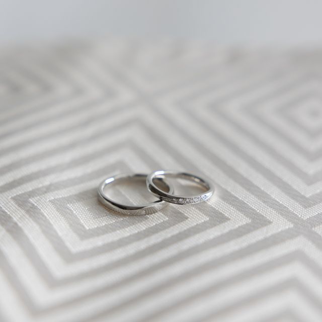 【モニッケンダム(MONNICKENDAM)の口コミ】 ダイヤモンドがキラキラ輝いていて指が細く見えます。
イニシャルや、入籍…