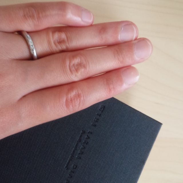 【ラザール ダイヤモンド(LAZARE DIAMOND)の口コミ】 ウェーブが入っており、指がきれいに見えるところが一番気に入りました。
…