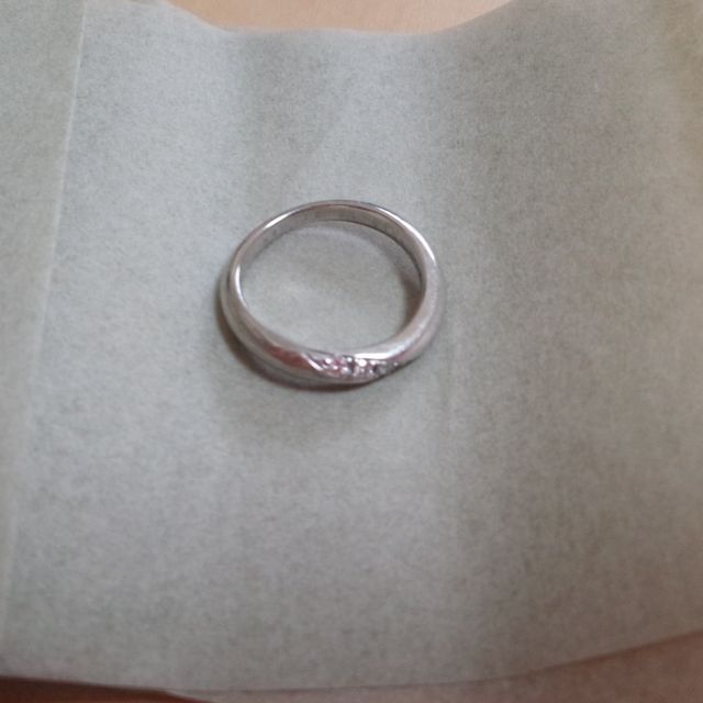 【ラザール ダイヤモンド(LAZARE DIAMOND)の口コミ】 ウェーブが入っており、指がきれいに見えるところが一番気に入りました。
…