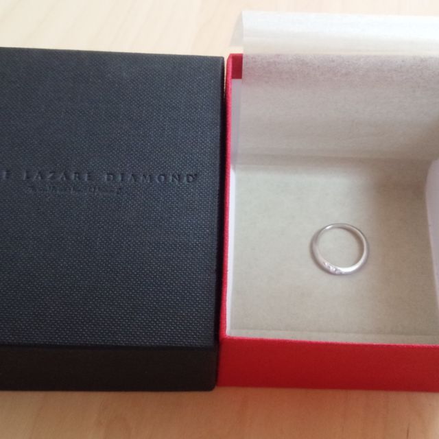 【ラザール ダイヤモンド(LAZARE DIAMOND)の口コミ】 ウェーブが入っており、指がきれいに見えるところが一番気に入りました。
…