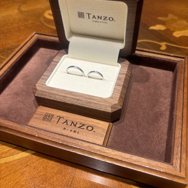 【TANZO.(鍛造指輪)の口コミ】 シンプルで王道なデザインであること、2人でまったく同じデザインであるこ…