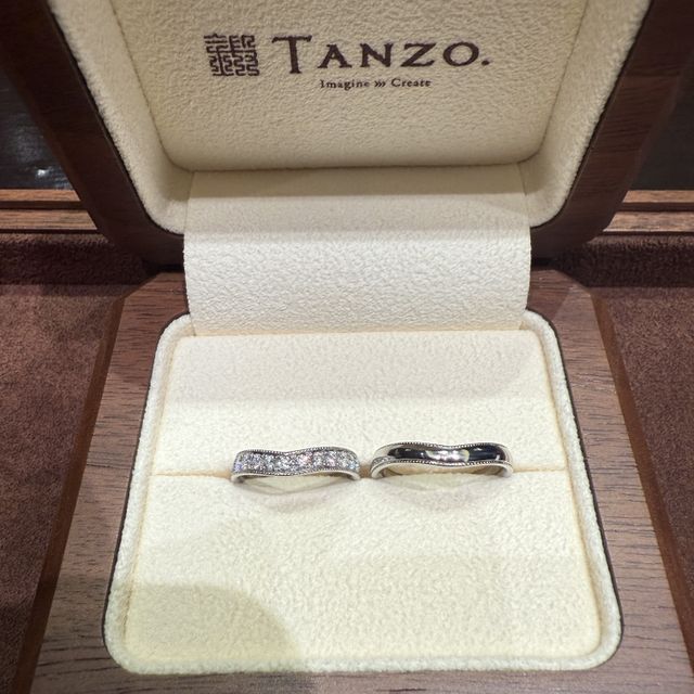 【TANZO.(鍛造指輪)の口コミ】 ちょうどいい具合のV字で、ミルグレインが入ったハーフエタニティが希望で…