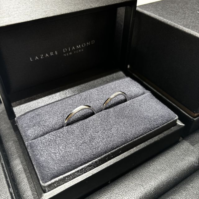 【ラザール ダイヤモンド(LAZARE DIAMOND)の口コミ】 ウェーブのデザインで指が細長く見えるところが気に入りました。
男性の方…