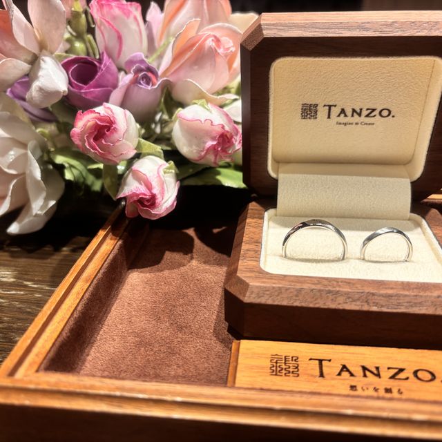 【TANZO.(鍛造指輪)の口コミ】 鏡面加工の指輪の粗めマットの加工を斜めに入れ、シンプルな中にかっこよ…