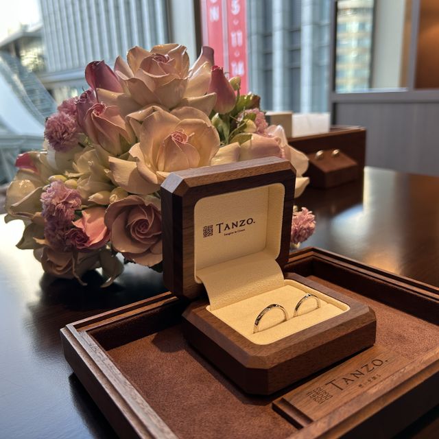 【TANZO.(鍛造指輪)の口コミ】 素材はプラチナで、表面に面取り加工を行い、内側に刻印を入れた。大変シ…