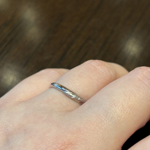 【ケイウノ ブライダル(K.UNO BRIDAL)の口コミ】 写真の説明にもありますが、お互いのイニシャルを表面にタガネ掘りで作り…