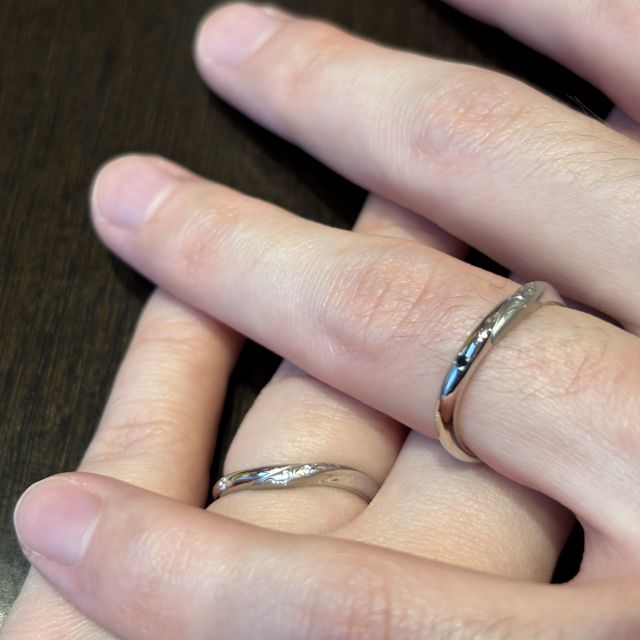 【ケイウノ ブライダル(K.UNO BRIDAL)の口コミ】 写真の説明にもありますが、お互いのイニシャルを表面にタガネ掘りで作り…