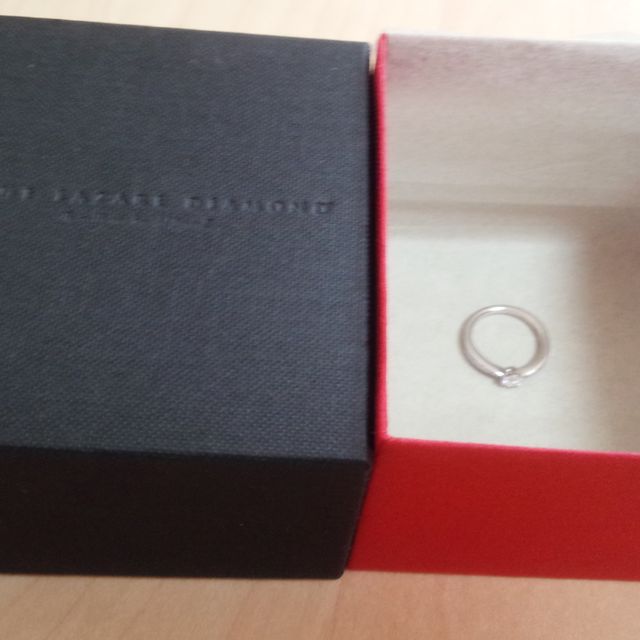 【ラザール ダイヤモンド(LAZARE DIAMOND)の口コミ】 婚約指輪によくあるデザインですが、中心のダイヤモンドに向かって徐々に…