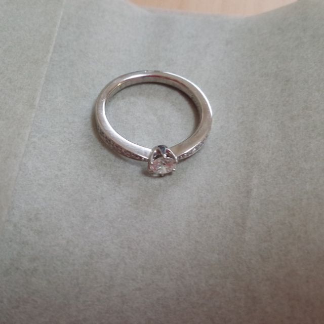 【ラザール ダイヤモンド(LAZARE DIAMOND)の口コミ】 婚約指輪によくあるデザインですが、中心のダイヤモンドに向かって徐々に…