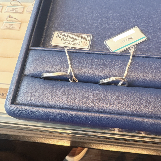 【銀座ダイヤモンドシライシの口コミ】 シンプルだけどデザイン性のある、指の形に合ったウェーブの指輪を探して…