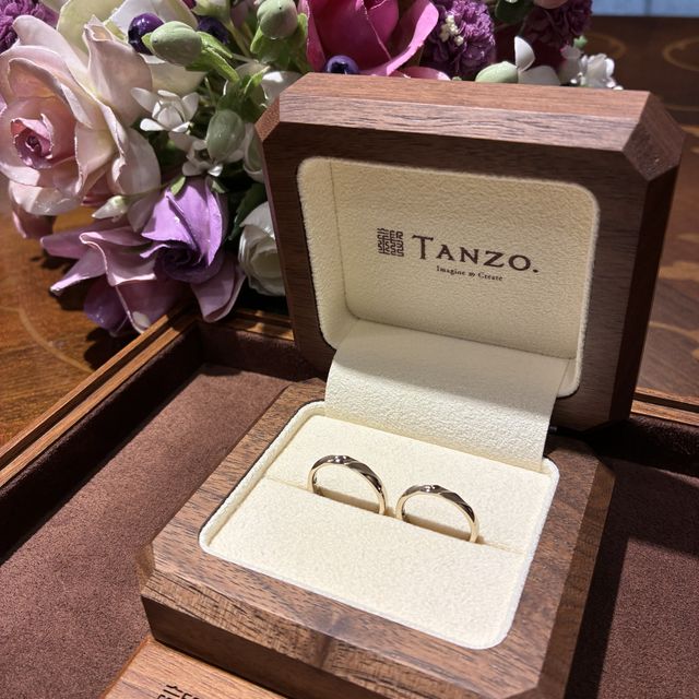 【TANZO.(鍛造指輪)の口コミ】 錦なりけるのシャンパンゴールド幅3mmになります。
シンプルながらえぐり…