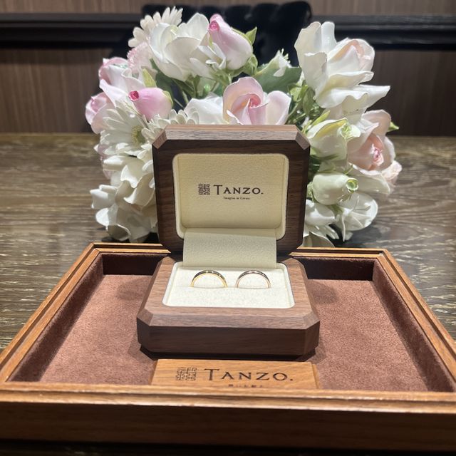 【TANZO.(鍛造指輪)の口コミ】 プラチナとコーラルのコンビのデザインで旦那とペア感があるデザインにし…