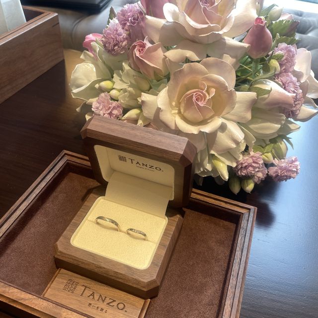 【TANZO.(鍛造指輪)の口コミ】 シャンパンゴールドの色味が良いです。　
夫の指輪はマットなデザインをと…
