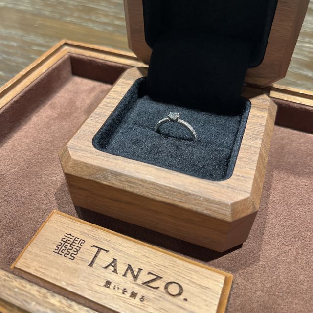 【TANZO.(鍛造指輪)の口コミ】 ダイヤモンドとリングのデザインがお気に入り。ダイヤのカットと上に乗っ…