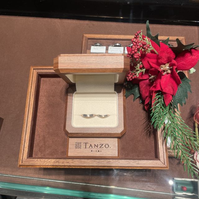 【TANZO.(鍛造指輪)の口コミ】 1番のこだわりは「色味」です。
プラチナやゴールドが一般的に多い中、
TA…