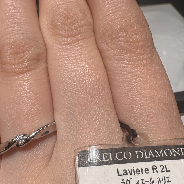 【エクセルコダイヤモンド(EXELCO DIAMOND)の口コミ】 ミル打ちが気になっていたので、出していただきました。中央のダイヤの輝…