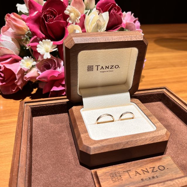 【TANZO.(鍛造指輪)の口コミ】 わたしはシャンパンゴールドを選択しました。
色合いもよく指に馴染む感じ…