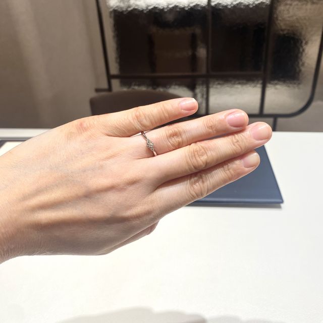 【アイプリモ(I-PRIMO)の口コミ】 少しウェーブがかかった細身のリングデザインで、主張しすぎないデザイン…