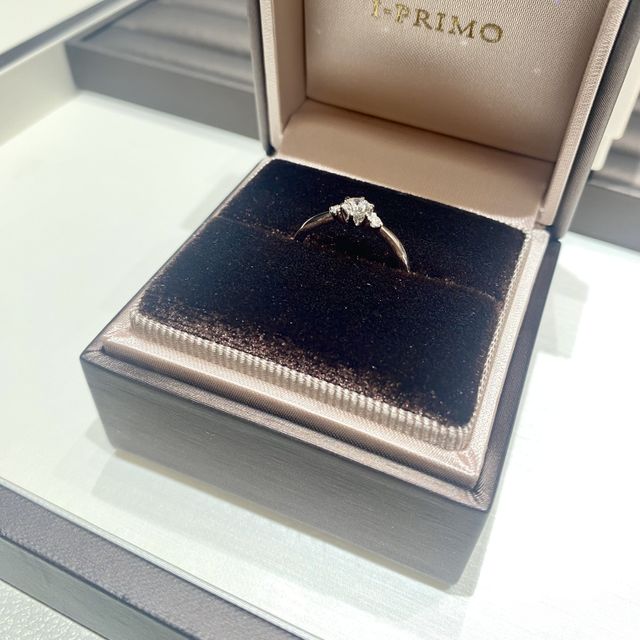 【アイプリモ(I-PRIMO)の口コミ】 少しウェーブがかかった細身のリングデザインで、主張しすぎないデザイン…