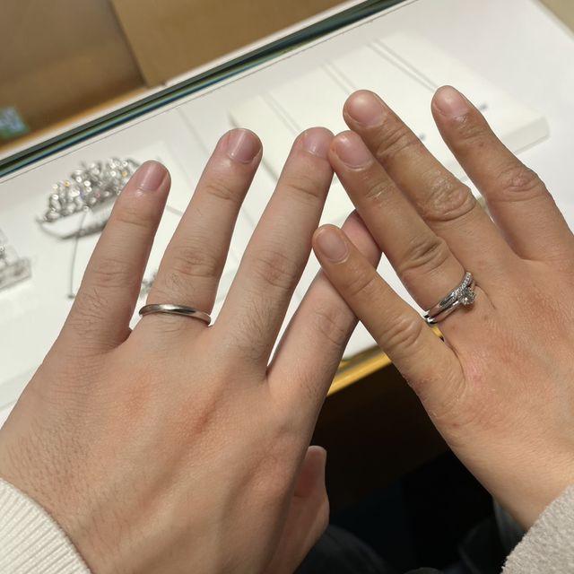 【銀座ダイヤモンドシライシの口コミ】 ふたりお揃いのデザインで女性のものはダイヤモンドがあしらわれていて、…