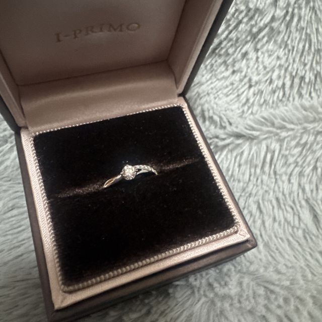 【アイプリモ(I-PRIMO)の口コミ】 一番の決め手は、指輪の半分に贅沢にあしらわれたダイヤモンドの輝きです…