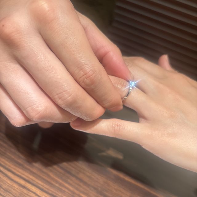 【RosettE(ロゼット)の口コミ】 ダイヤがすごい光っていてデザインがとても可愛いです。
ダイヤの周りもキ…