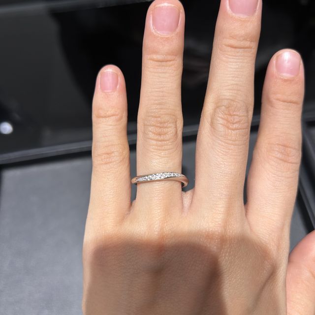 【エクセルコダイヤモンド(EXELCO DIAMOND)の口コミ】 緩やかなウェーブと、横に長く続くダイヤが上品で可愛らしいです。
派手で…