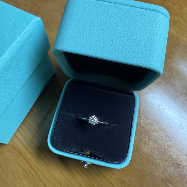 【ティファニー(Tiffany & Co.)の口コミ】 王道のザ・婚約指輪と言ったデザインです。
婚約指輪といったら、このタイ…