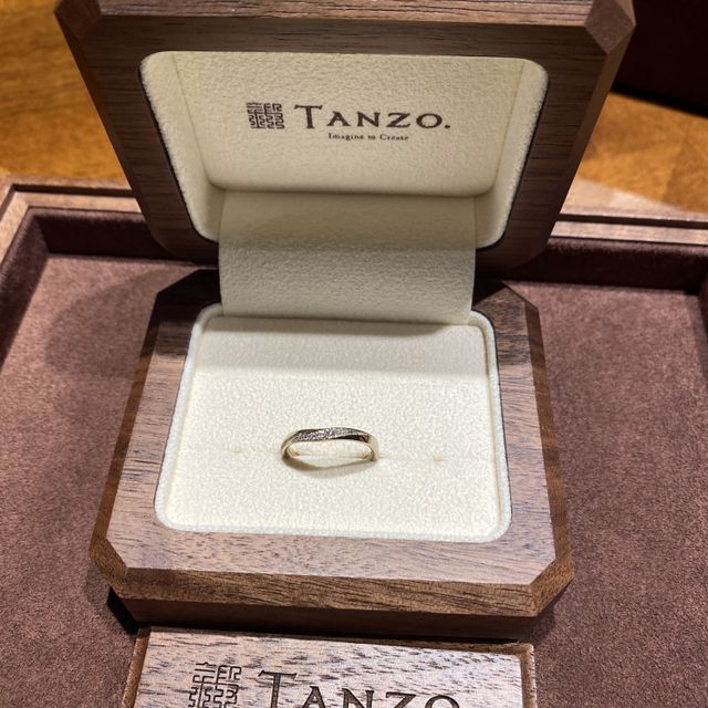 【TANZO.(鍛造指輪)の口コミ】 デザインはキラキラしていて可愛く作れます。石の数やデザインも自分で選…