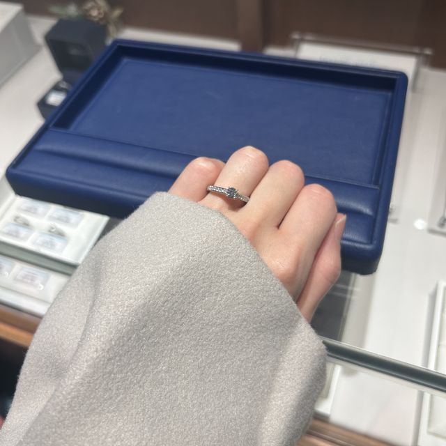 【銀座ダイヤモンドシライシの口コミ】 ダイヤモンドの周りもキラキラしててかわいいです。
金額、見た目、かたち…