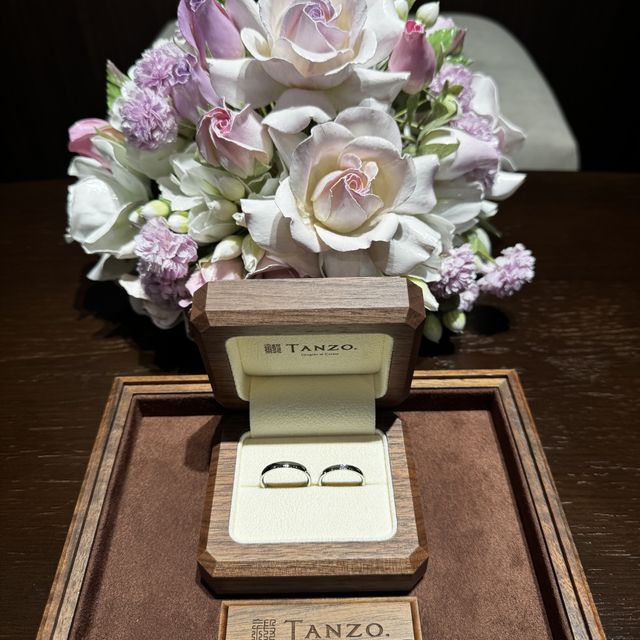【TANZO.(鍛造指輪)の口コミ】 真ん中が丸く膨らんでいて、上面が平らな形です
ベーシックで飽きにくいよ…