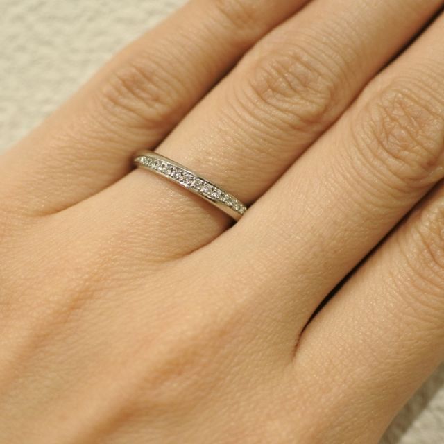 【ROYAL ASSCHER(ロイヤル・アッシャー)の口コミ】 エタニティのようなデザインで、半面にダイヤが埋め込まれています。ダイ…