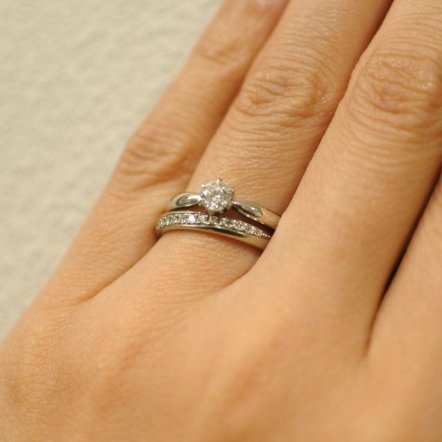 【ROYAL ASSCHER(ロイヤル・アッシャー)の口コミ】 エタニティのようなデザインで、半面にダイヤが埋め込まれています。ダイ…