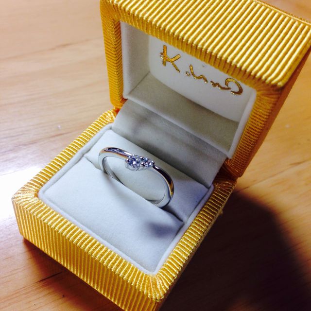 【ケイウノ ブライダル(K.UNO BRIDAL)の口コミ】 ブイラインの為、指が細く見えます。また婚約指輪はダイヤが大きいものが…