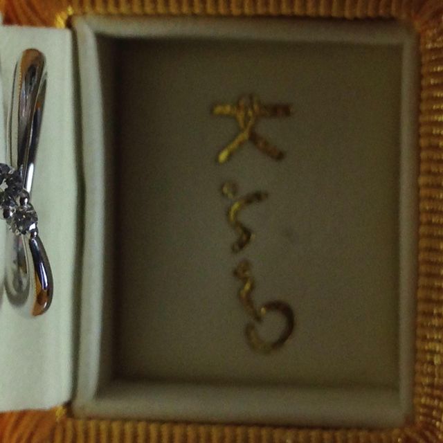 【ケイウノ ブライダル(K.UNO BRIDAL)の口コミ】 ブイラインの為、指が細く見えます。また婚約指輪はダイヤが大きいものが…